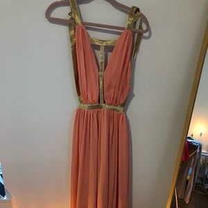 Maxi dress with back cutout